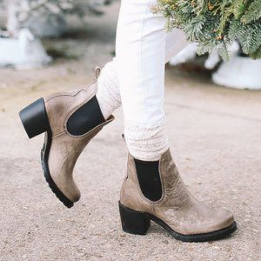 Frye Sabrina Chelsea Boots in Stone color